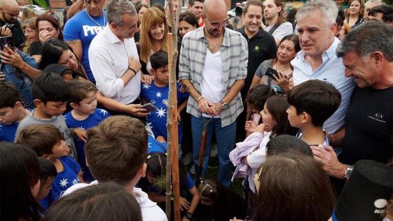 Abel Pintos plantó 50 árboles en el Parque Nacional a la Bandera