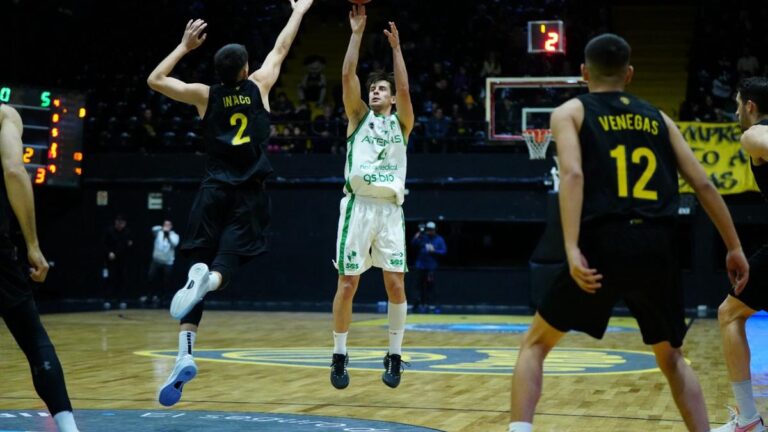 Impresionante triple de mitad de cancha de Manu Buendía