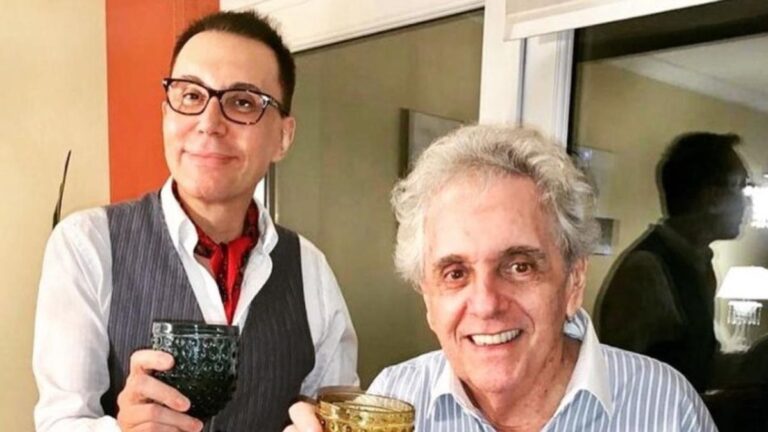 Marcelo Polino emocionado al recibir objetos de Antonio Gasalla