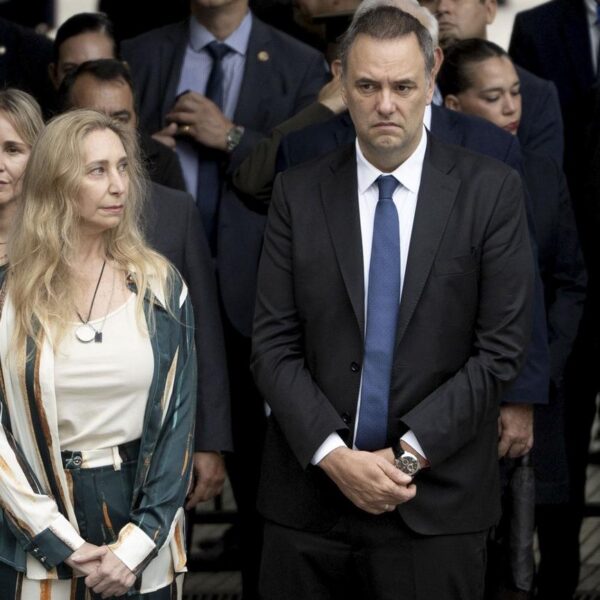 Allanan la inmobiliaria que intervino en la venta del departamento de Adorni