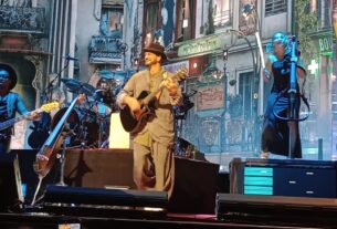 Ricardo Arjona hizo vibrar el Movistar Arena a pura emoción